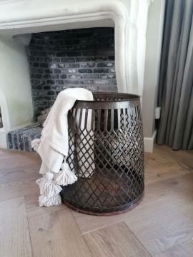 Picture of Stoere metalen mand groot