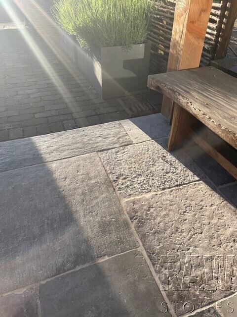 Raw Stones - Abbey Exterior- Stoer & Stijlvol