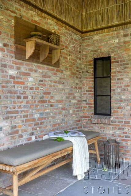 Raw Stones - Abbey Exterior- Stoer & Stijlvol