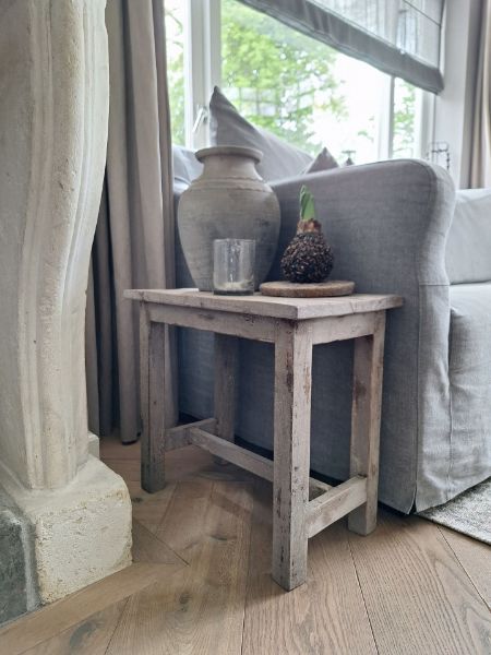 Picture of Kruk - bijzettafel oud hout 'cement finish'