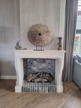 Picture of Oud houten wiel op statief XL
